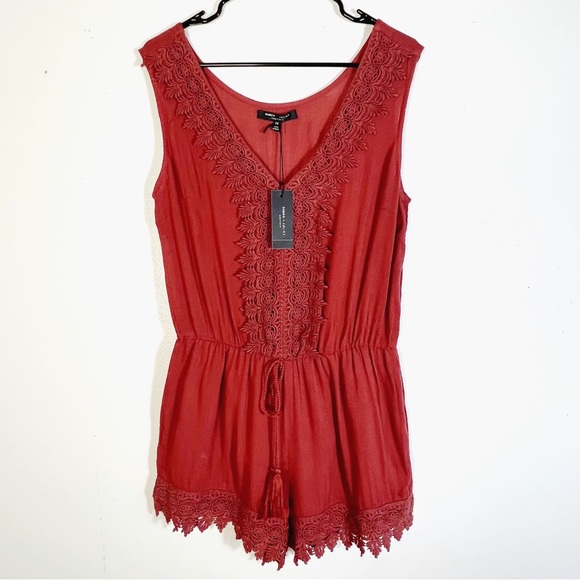 NWT ROMEO + JULIET Women's Size Medium Romper Embroidered Spice Red - Picture 2 of 7